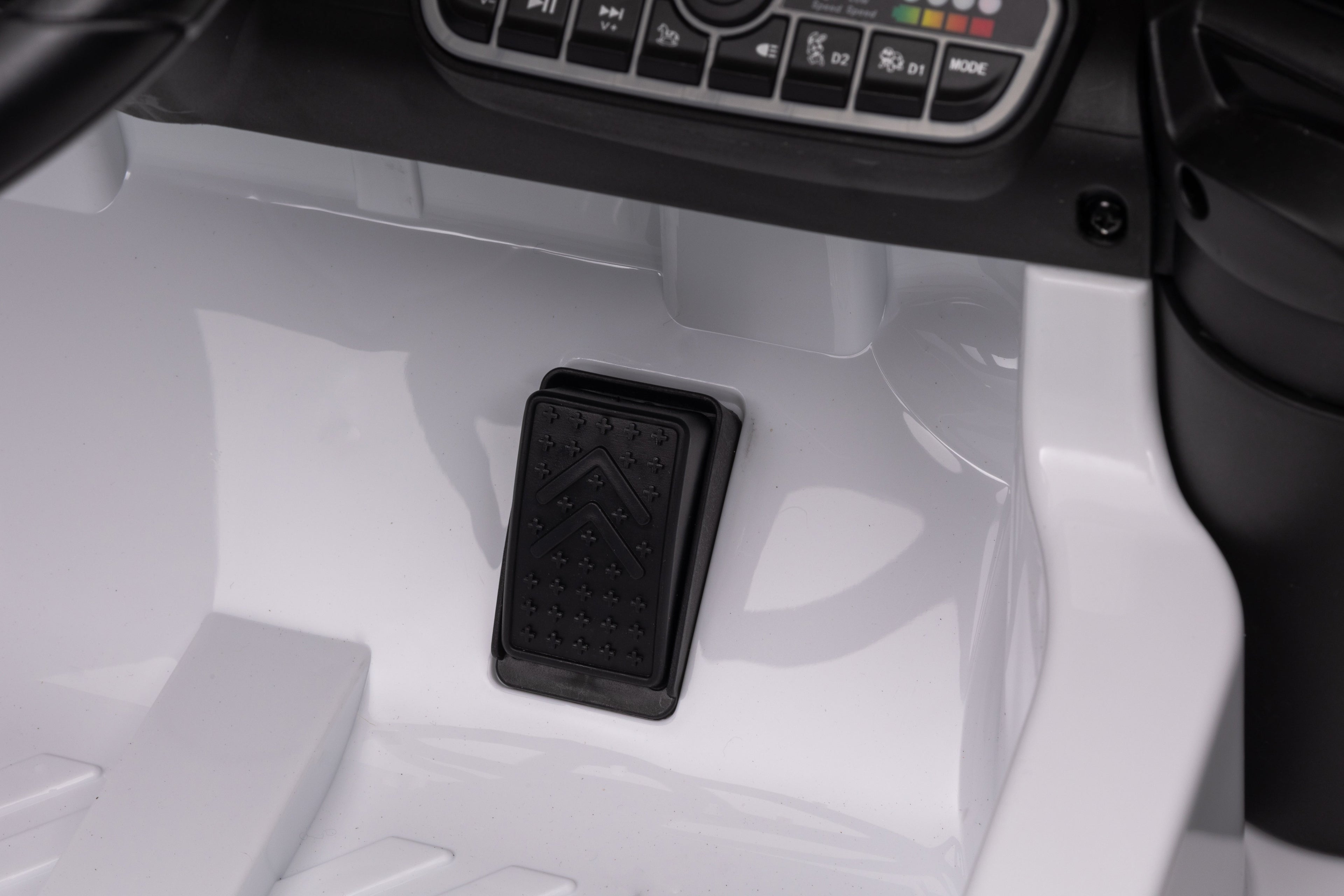 628 Mercedes Benz CLA45 Licensed Ride on Car with 2.4G Remote Control